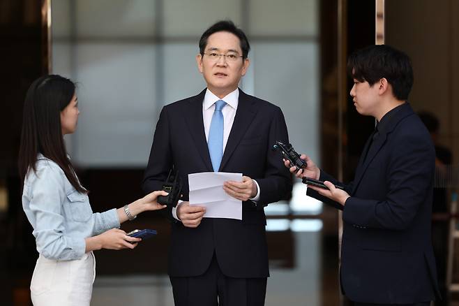 해외 출장을 마치고 귀국한 이재용 삼성전자 회장이 16일 서울 김포비즈니스항공센터(SGBAC)에서 입장문을 읽고 있다.(사진=연합뉴스)