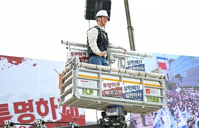 최승호 초기업노동조합 삼성전자 지부 위원장이 23일 오후 경기 평택시 삼성전자 평택캠퍼스 앞에서 열린 4.23 투쟁 결의대회에서 투쟁사를 하기 위해 크레인을 탑승하고 있다. 사진=이수길 기자