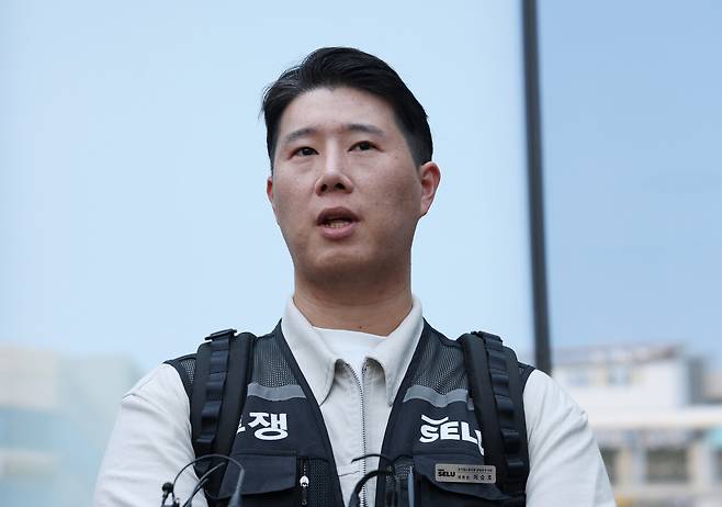 최승호 초기업노조 삼성전자지부 위원장이 13일 경기 수원시 영통구 수원지방법원에서 열린 삼성전자 노조 위법 쟁의행위 금지 가처분 신청 2차 심문을 마치고 나와 취재진의 질문에 답하고 있다. / 뉴스1