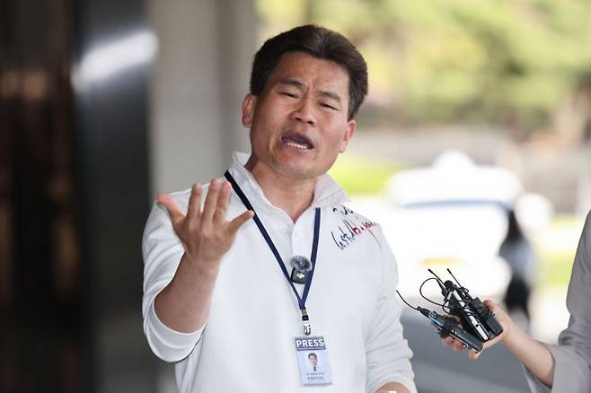 보수 성향 유튜버 전한길이 드라마 ‘폭싹 속았수다’에서 통편집된 사실을 밝히며 아이유를 언급했다. 연합뉴스