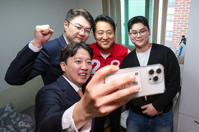 오세훈 국민의힘 서울시장 후보와 이준석 개혁신당 대표, 김정철 서울시장 후보가 16일 오전 서울 노원구 공릉로의 원룸을 찾아 이곳에서 자취하는 대학생과 대화하며 애로사항을 청취한 뒤 셀카를 찍고 있다. /뉴스1