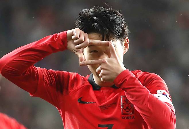 3월 24일 울산 남구 문수축구경기장에서 열린 하나은행 초청 축구 국가대표 평가전 대한민국과 콜롬비아의 경기, 대한민국 손흥민이 골을 넣은 뒤 세리머니를 하고 있다. 뉴시스