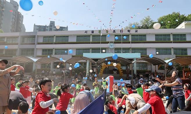 2023년 5월3일 오전 서울 동작구 본동초등학교에서 열린 ‘본동 놀이 한마당’ 운동회에서 재학생들이 개인달리기, 슈퍼볼나르기, 볼풀던지기게임 등을 하며 즐거워하고 있다. 신소영 기자 viator@hani.co.kr