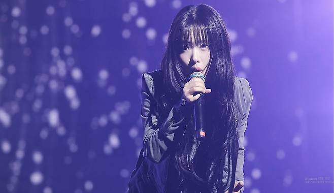 지난 3월 일산 킨텍스에서 열린 THE GLOW 2026에서 노래하는 한로로.
