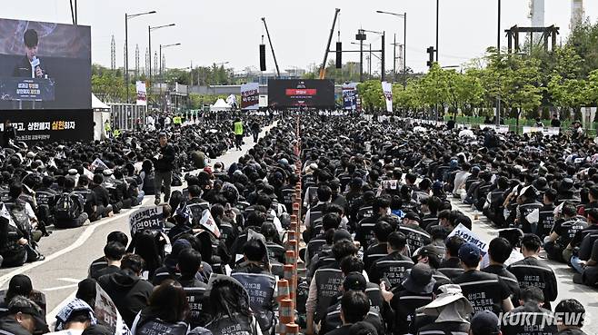 삼성전자 노조가 진나달 23일 경기 평택시 삼성전자 평택사업장 앞에서 ‘투명하게 바꾸고, 상한폐지 실현하자-4/23 투쟁 결의대회’를 열었다. 경찰 추산 4만명이 참석했다. 남동균 기자