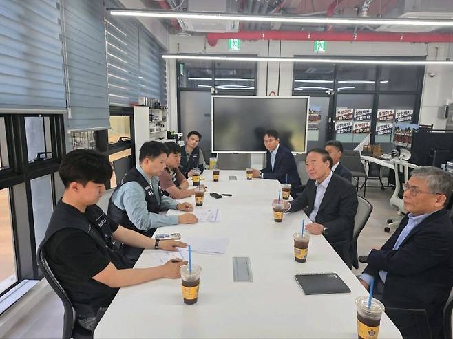 삼성전자 DS부문 사장단이 15일 경기 평택 노조 사무실을 방문, 노조와 면담을 진행하고 있다. 삼성전자