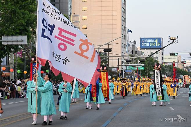 불기 2570년 부처님오신날을 앞둔 16일 오후 서울 종로에서 2026 연등회 연등행렬이 이동하고 있다. 임세준 기자