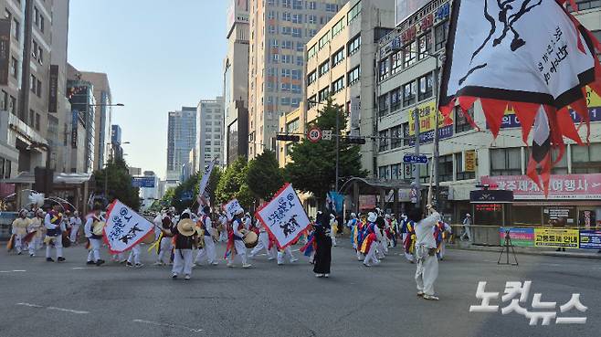 16일 오후 4시쯤 광주 동구 금남로공원 앞에서 민주평화대행진 행렬의 선두에 선 오월풍물단이 북과 장구를 치고 있다. 한아름 기자