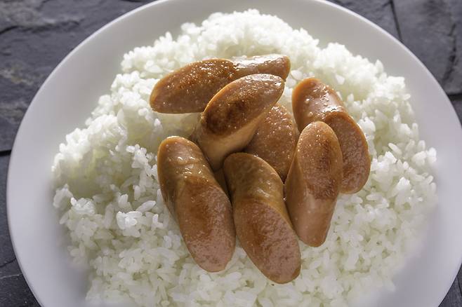 흰쌀밥과 소시지, 단 음료로 이어지는 익숙한 한 끼. 문제는 한 번의 식사가 아니라 매일 반복되는 식사 패턴이다. 게티이미지