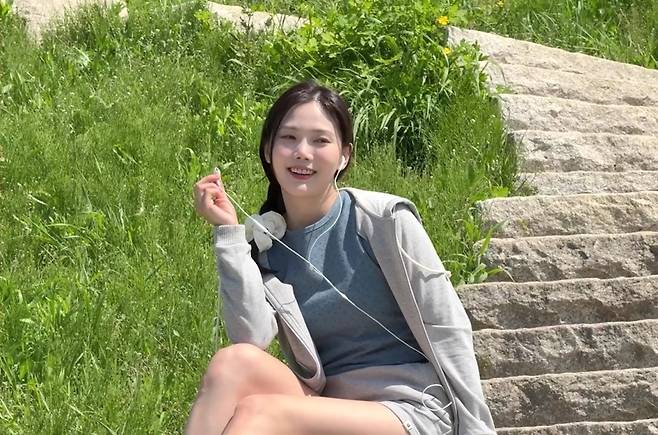 걸그룹 오마이걸의 멤버 효정의 디지털 싱글 ‘퍼플 노트’ 비주얼 샘플러의 한 장면. 사진 RBW, WM엔터테인먼트