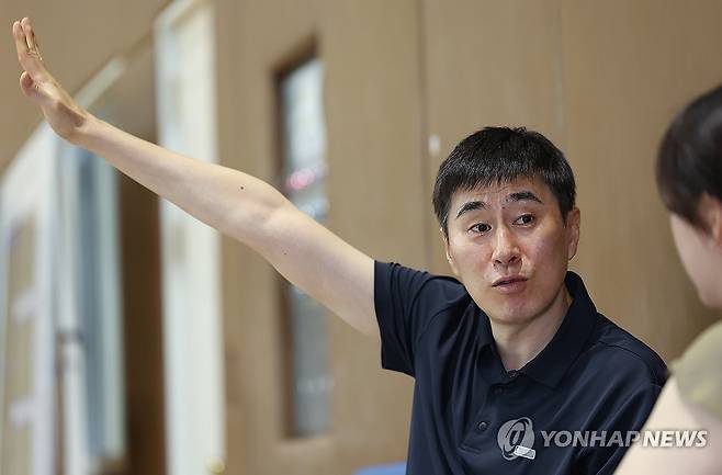 인터뷰하는 부산 KCC 이상민 감독 (용인=연합뉴스) 김성민 기자 = 부산 KCC 이지스 이상민 감독이 15일 경기도 용인시 KCC 용인연습체육관에서 연합뉴스와 인터뷰하고 있다. 2026.5.16 ksm7976@yna.co.kr