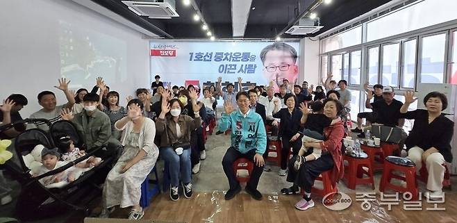 17일 오후 4시 양주시 옥정동 국제프라자 2층에서 열린 한현호 후보 선거사무소 개소식에서 참석자들이 단체로 사진 촬영을 하고 있다. 박홍기 기자