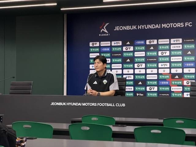 17일 전주월드컵경기장에서 열린 김천상무FC와 경기에 1-0 극적인 승리 후 정정용 전북현대 감독이 취재진의 질문에 답하고 있다. /유민성 수습기자