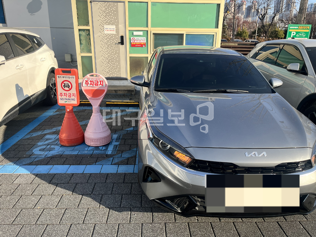 대구 지역 한 구청 청사 주차장 내 경차전용주차구역에 중형차가 버젓이 주차하고 있다. 김정원 기자