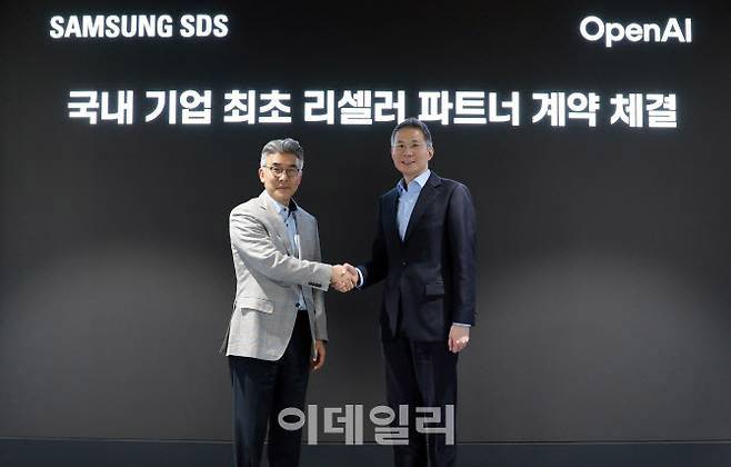 삼성SDS 이호준 클라우드서비스사업부장(부사장·왼쪽)과 오픈AI 코리아 김경훈 총괄 대표가 지난해 12월 삼성SDS 잠실캠퍼스에서 국내 기업 최초로 리셀러 파트너 계약을 체결한 뒤 기념촬영을 하고 있다.