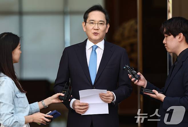 이재용 삼성전자 회장이 16일 서울 강서구 서울김포비즈니스항공센터로 귀국하며 입장을 밝히고 있다. 2026.5.16 ⓒ 뉴스1 김도우 기자