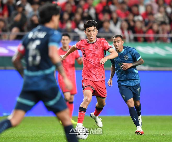 황인범이 14일 서울월드컵경기장에서 열린 남자 축구 국가대표 평가전 파라과이와 경기에서 상대를 따돌리고 드리블을 하고 있다. 2025. 10. 14. 최승섭기자 thunder@sportsseoul.com