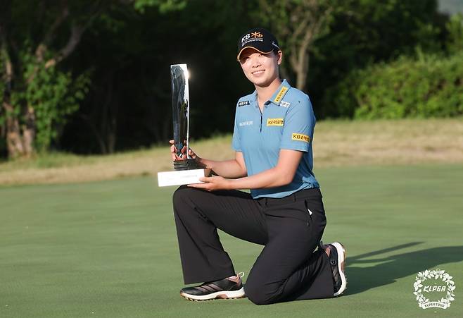 방신실이 17일 열린 KLPGA 투어 두산 매치플레이 결승에서 최은우를 꺾고 우승을 차지했다. 사진 | KLPGA