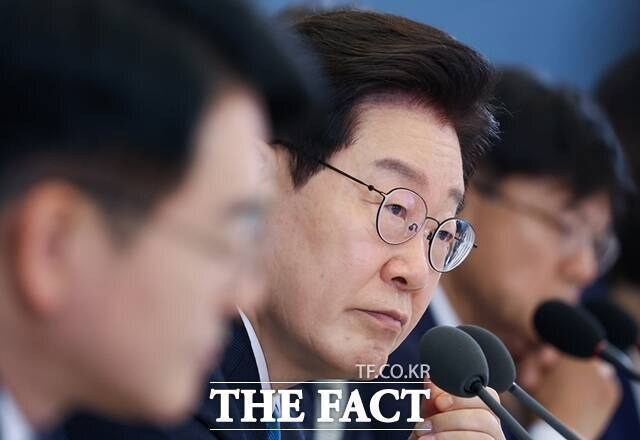 이재명 대통령은 12일 자신의 사회관계망서비스(SNS) 'X'에 민간 상록수가 정부의 '서민 빚 탕감' 정책인 새도약기금에 참여하지 않아 관련 채무자들이 빚 탕감 혜택을 보지 못하고 있다는 지적을 담은 기사를 게시하며 "아직도 이런 원시적 약탈금융이 버젓이 살아남아 서민들 목줄을 죄고 있는 줄 몰랐다"고 비판했다. /청와대통신사진기자단·뉴시스