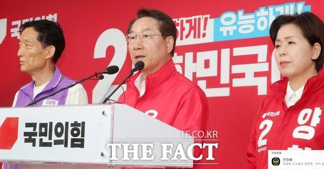 국민의힘 유정복 인천시장 후보가 17일 여의도 중앙당사에서 긴급 기자회견을 열고 "박찬대 후보는 대장동식 개발을 적용하겠다는 망언 철회하고 인천시민의 자존심을 무시한 것에 대해 공개적으로 사죄하라"고 촉구하고 있다. /정복캠프