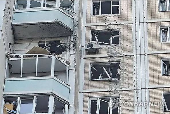 우크라이나가 17일(현지시간) 러시아에 대규모 드론 보복 공격을 감행한 가운데 러시아 수도 모스크바에 있는 한 아파트가 피해 입은 모습. 연합뉴스