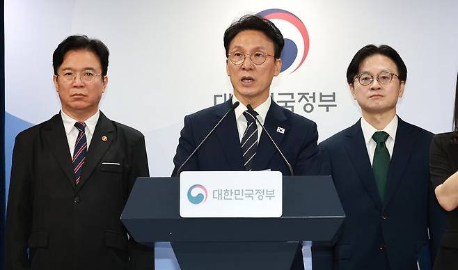 김민석 국무총리가 17일 서울 종로구 정부서울청사에서 삼성전자 파업 관련 대국민 담화를 하고 있다. 왼쪽부터 김영훈 고용노동부 장관, 김 총리, 김정관 산업통상부 장관. 뉴스1