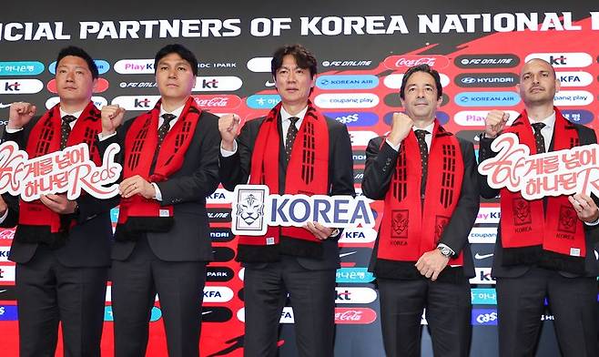 홍명보 감독을 비롯한 대한민국 축구국가대표팀 코칭스태프들이 지난 16일 서울 종로구 KT온마당에서 2026 FIFA 북중미 월드컵 최종 명단 발표 기자회견을 마친 뒤 기념 촬영을 하고 있다. 뉴스1