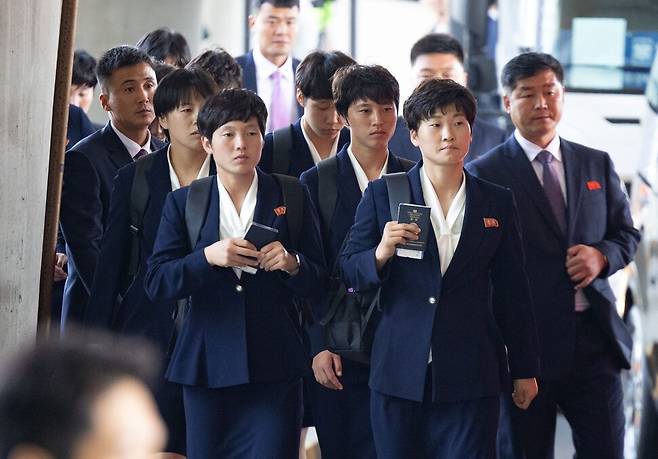 2025-2026 아시아축구연맹(AFC) 여자 챔피언스리그 4강전에서 수원FC 위민을 상대하는 내고향여자축구단이 17일 인천국제공항 제1여객터미널을 통해 입국하고 있다. 공동취재사진