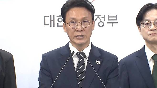 김민석 국무총리가 17일 정부서울청사에서 삼성전자 파업 관련 대국민담화를 발표하고 있다. (SBS 캡처)
