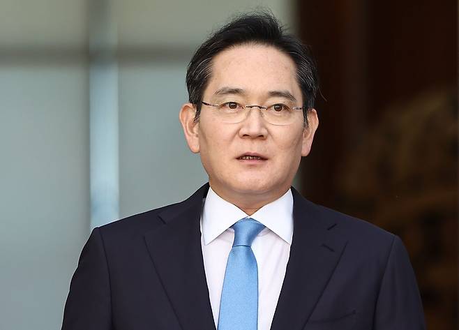 이재용 삼성전자 회장이 16일 서울 강서구 서울김포비즈니스항공센터로 귀국하며 노사 문제와 관련 ″전세계 고객들께 진심으로 사과드린다″며 입장을 밝히고 있다. 뉴스1