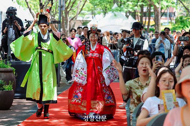 성년의 날을 하루 앞둔 17일 서울 덕수궁 돌담길에서 ‘2026년 제 54회 서울시 성년의 날 기념행사’의 일환으로 올해 성년을 맞은 시민 모델과 어린이 및 성인 모델들이 한복 패션쇼를 하고 있다. 성년의 날은 매년 5월 셋째 월요일이다. 2026.5.17 이준헌 기자