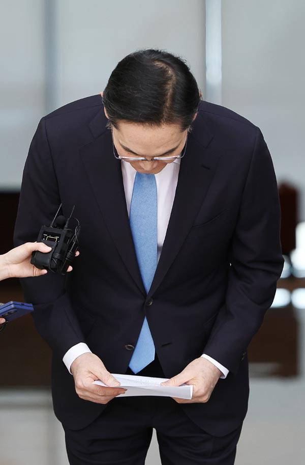 일본 출장을 마치고 급거 귀국한 이재용 삼성전자 회장이 지난 16일 서울 김포비즈니스항공센터(SGBAC)에서 사죄 인사를 하고 있다. 연합뉴스