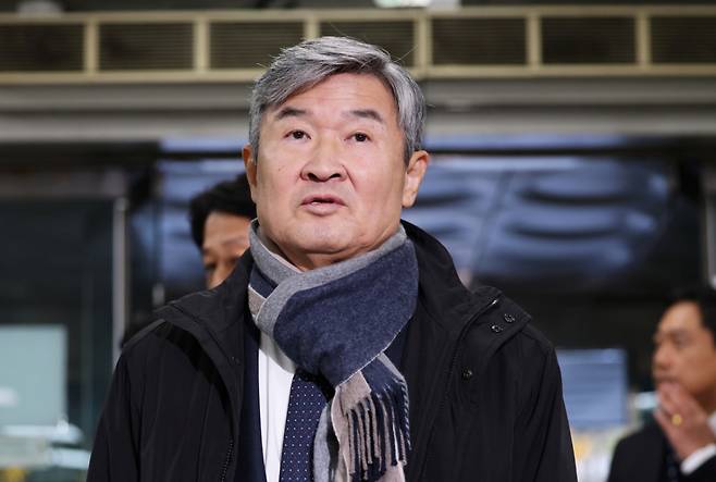 12·3 비상계엄 사태에 연루된 조태용 전 국가정보원장이 지난해 서울 서초구 서울중앙지방법원에서 열린 구속 전 피의자 심문(영장실질심사)에 출석하며 짧은 심경을 밝히고 있다. 조 전 원장은 국가정보원법상 정치관여금지 위반, 직무유기, 위증, 증거인멸, 허위공문서 작성 및 허위작성공문서 행사, 국회에서의 증언·감정 등에 관한 법률 위반 등 혐의를 받는다. /사진=뉴스1