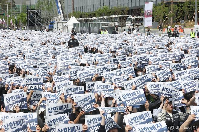 (평택=뉴스1) 김영운 기자 = 23일 경기 평택시 고덕동 삼성전자 평택캠퍼스에서 열린 삼성전자 노동조합 공동투쟁본부 '4·23 투쟁 결의대회'에서 조합원들이 구호를 외치고 있다. 2026.4.23/뉴스1 Copyright (C) 뉴스1. All rights reserved. 무단 전재 및 재배포, AI학습 이용 금지. /사진=(평택=뉴스1) 김영운 기자