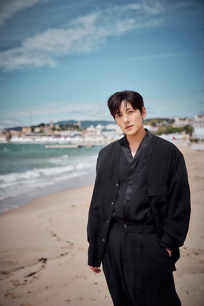 제79회 칸 국제영화제가 열리는 프랑스 칸 크루아제트 해안에서 포즈를 취한 배우 지창욱. 쇼박스 제공