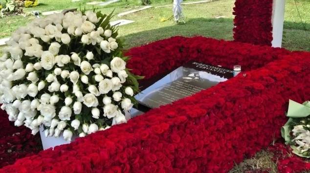 공원묘지에 있는 CJNG 설립자 세르반테스의 무덤. 다른 무덤과 달리 온통 붉은 장미로 꾸며져 있다. SNS 캡처