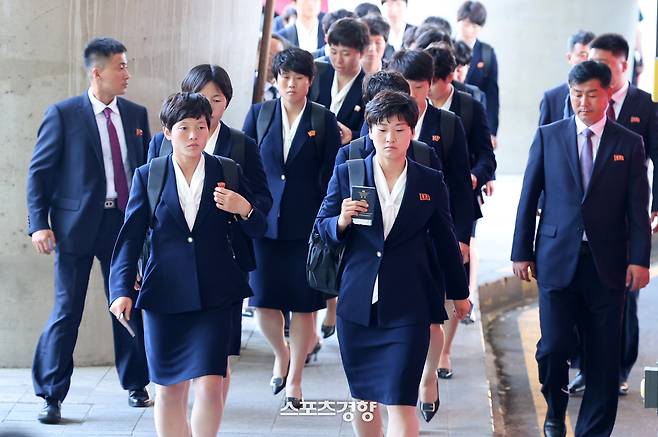 북한 여자축구 클럽팀인 내고향여자축구단이 아시아축구연맹 챔피언스리그 4강전을 치르기 위해 17일 오후 인천공항에 도착 숙소인 수원으로 가기 위해 버스에 오르고 있다. 한수빈 기자