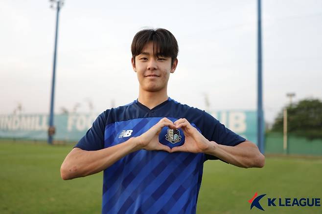 백지웅이 팀 훈련 중 포즈를 취하고 있다. /사진=한국프로축구연맹 제공