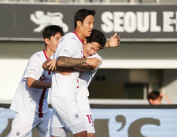 '2승 4무 5패' 용인FC, 서울 이랜드전 2-2 무승부...사진은 후반전 용인FC 석현준이 골을 성공시키고 기뻐하는 모습.(사진제공=용인FC)