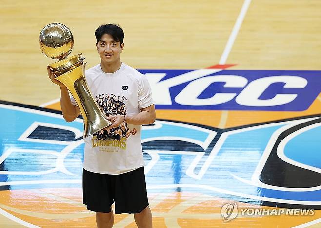 우승컵 선보이는 허훈 (용인=연합뉴스) 김성민 기자 = 부산 KCC 허훈이 15일 경기도 용인시 KCC 용인연습체육관에서 연합뉴스와 인터뷰하기 전 우승컵을 들어올리고 있다. 2026.5.17 ksm7976@yna.co.kr