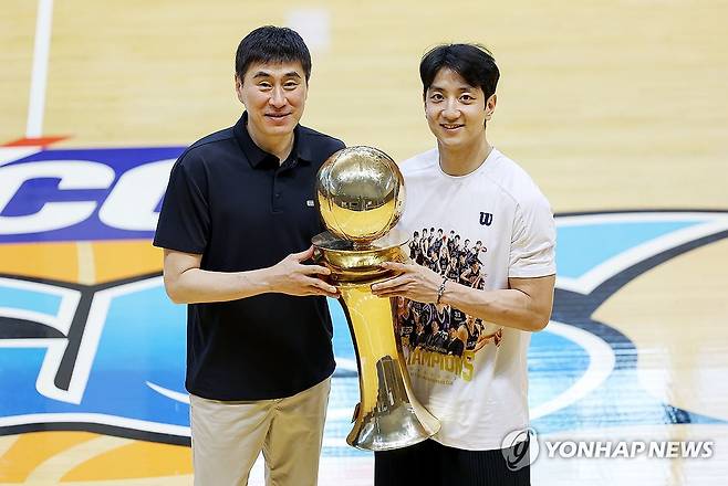 우승컵 들어올리는 이상민 감독과 허훈 (용인=연합뉴스) 김성민 기자 = 부산 KCC 이지스 이상민 감독과 허훈이 15일 경기도 용인시 KCC 용인연습체육관에서 연합뉴스와 인터뷰하기 전 우승컵을 들어올리고 있다. 2026.5.16 ksm7976@yna.co.kr