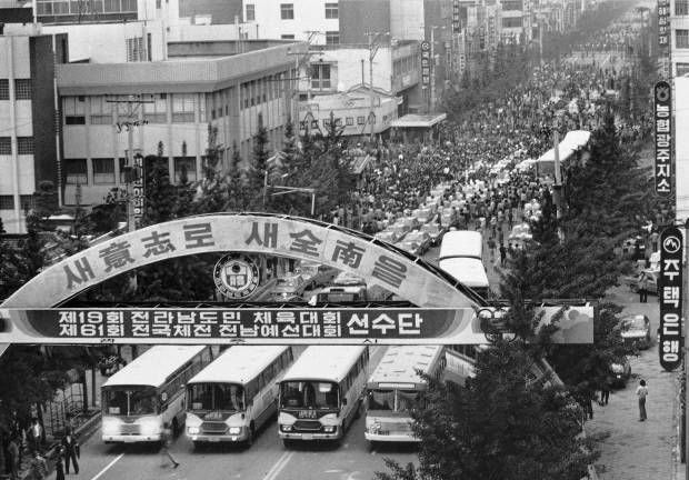 1980년 5월 20일 오후 6시 30분께 광주시 동구 금남로 거리에 대형 트럭과 고속·시외버스 11대, 택시 200여대가 도청 방향으로 진입하고 있다. <광주일보 자료사진>
