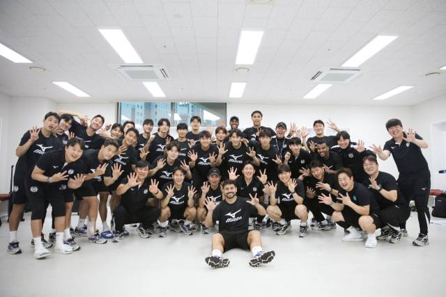 대구FC 선수와 코칭스태프들이 세징야의 80-80 기록을 축하하며 단체 사진을 촬영했다. 대구FC 제공