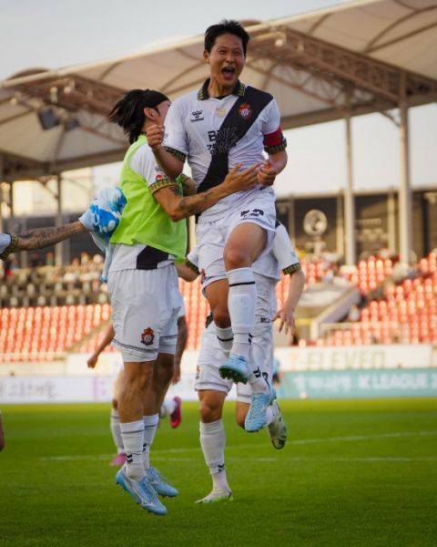 후반 추가시간에 선제골을 넣은 경남FC 최정원이 동료들과 함께 기쁨을 나누고 있다. 사진=경남FC