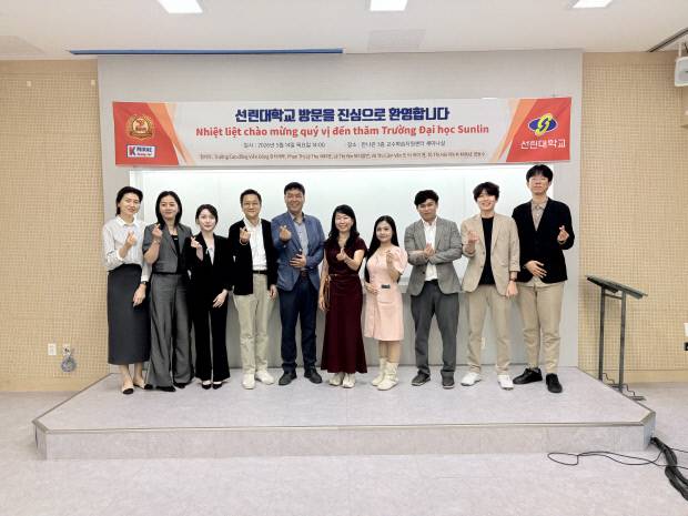 지난 15일 선린대 교수학습지원센터 세미나실에서 베트남 비엔동 전문대학교(Vien Dong College) 및 ㈜케이미래(K-Mirae CORPORATION) 관계자들과 국제교류 협력 강화를 위한 간담회를 가진 기념사진을 찍고 있다. 사진은 선린대 제공.