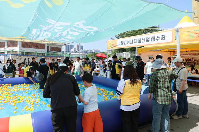 '2026 성주참외&생명문화축제'에 참가한 관광객들에게 인기를 끈 '참외낚시' 장면. 성주군 제공
