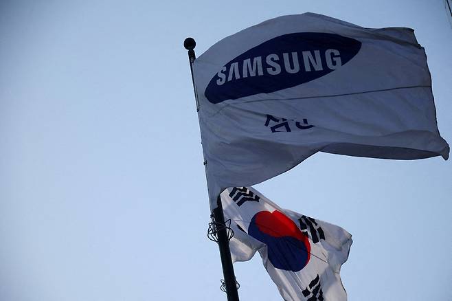 서울에 위치한 삼성전자 사옥에서 삼성전자 로고가 그려진 깃발이 펄럭이고 있다. 로이터연합뉴스