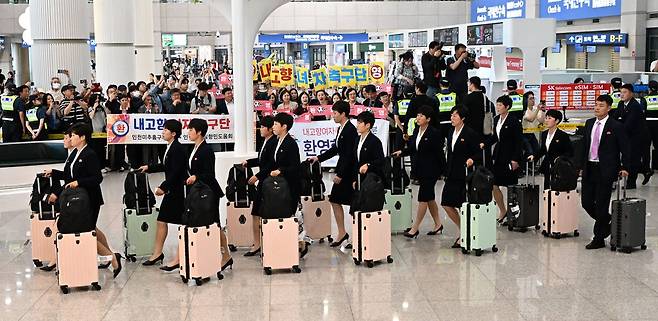 아시아축구연맹(AFC) 여자챔피언스리그 준결승전에 출전하는 북한 여자축구팀 ‘내고향여자축구단’이 17일 오후, 공동응원단의 환영 속에서 인천국제공항 제1여객터미널로 입국하고 있다. 출처 : 뉴스1