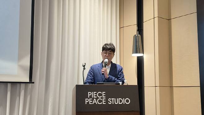 피스피스스튜디오 서승완 대표이사가 IPO 기자간담회에서 프레젠테이션을 진행하고 있다. (사진=피스피스스튜디오)