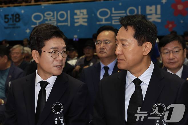 정원오 더불어민주당 서울시장 후보와 오세훈 국민의힘 서울시장 후보가 18일 오전 서울 중구 서울시청 다목적홀에서 열린 5.18민주화운동 제46주년 서울기념식 참석해 대화를 나누고 있다. 2026.5.18 ⓒ 뉴스1 박정호 기자